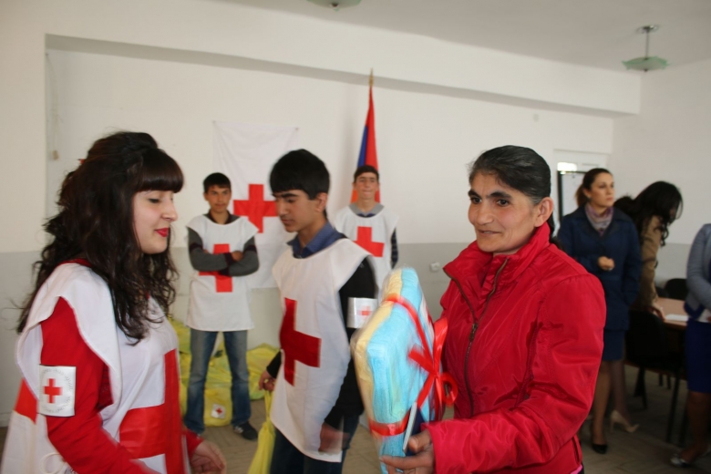 Food parcels and presents from the Red Cross on the occasion of 7 April, the Day of Motherhood and Beauty