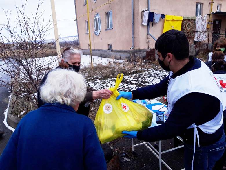 Distribution of food parcels in Gyumri