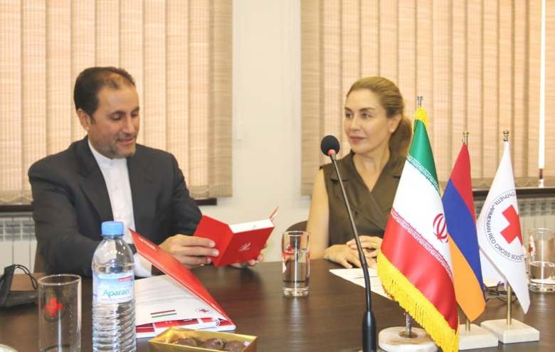 Iranian Red Crescent provides humanitarian aid to Armenian Red Cross Society to help people displaced as a result of Nagorno Karabakh conflict escalation