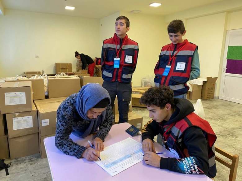 Displaced families continue receiving humanitarian assistance