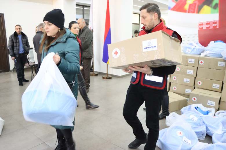 Humanitarian aid to displaced people with the support of 